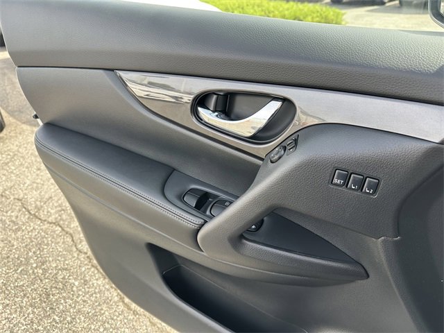 Used 2019 Nissan Rogue SV w/ Premium Package image 30