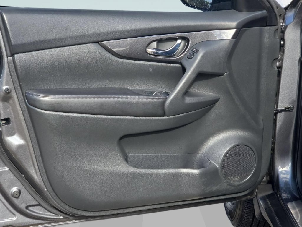 Used 2018 Nissan Rogue SV AWD/4WD image 12
