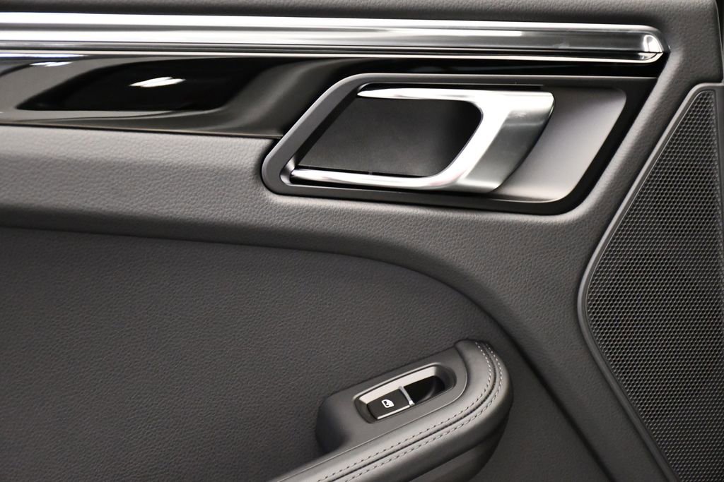 Used 2025 Porsche Macan image 43