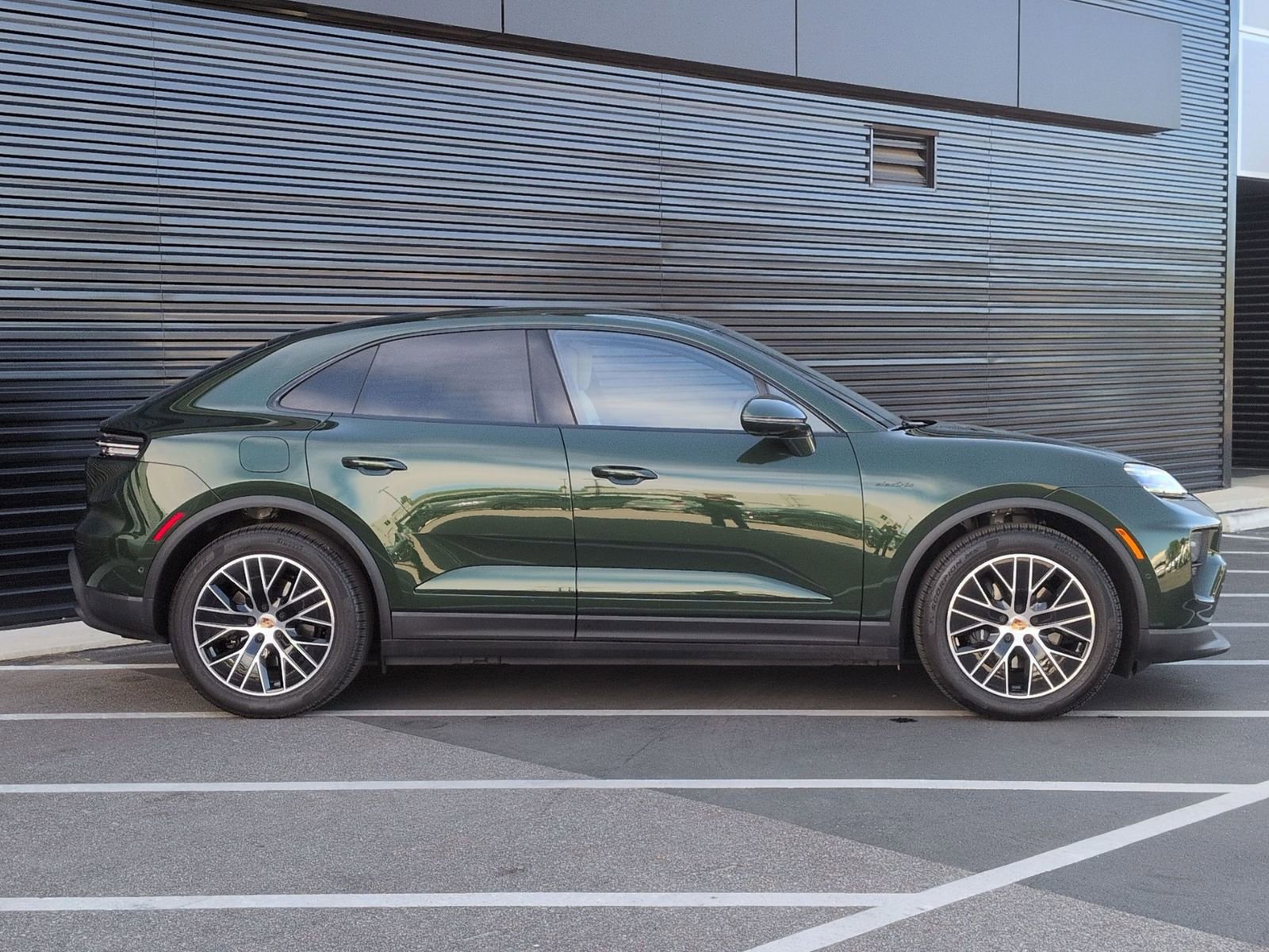 Certified 2025 Porsche Macan Electric image 8