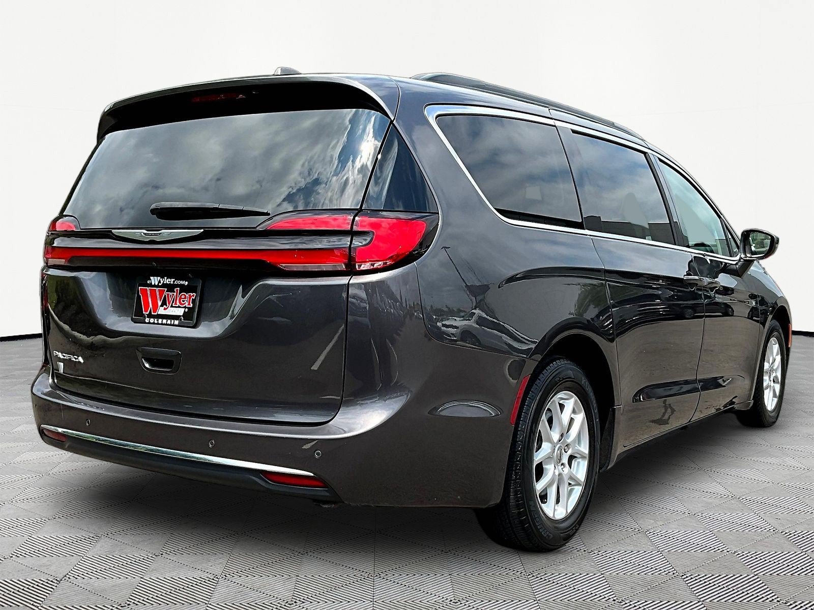 Used 2022 Chrysler Pacifica Touring-L FWD image 6