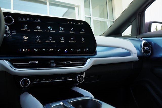 New 2025 Chevrolet Equinox EV LT image 17