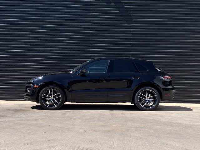 Certified 2022 Porsche Macan AWD/4WD image 2