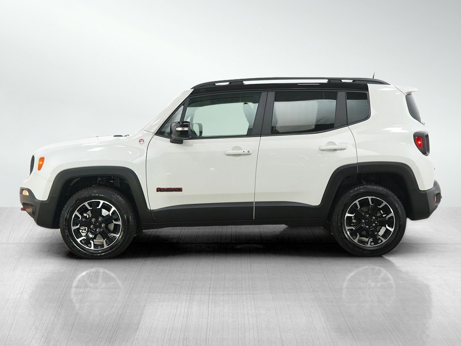 Used 2023 Jeep Renegade Trailhawk w/ Trailhawk Elite Group AWD/4WD image 2