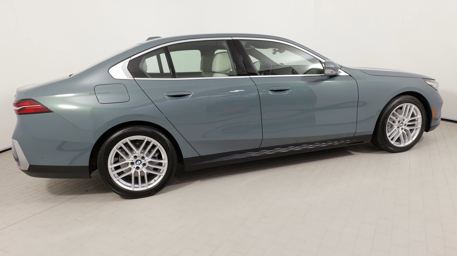 Used 2024 BMW 530i xDrive image 9
