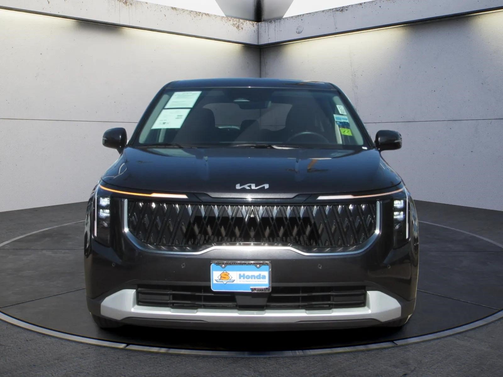 Used 2025 Kia Carnival FWD image 2