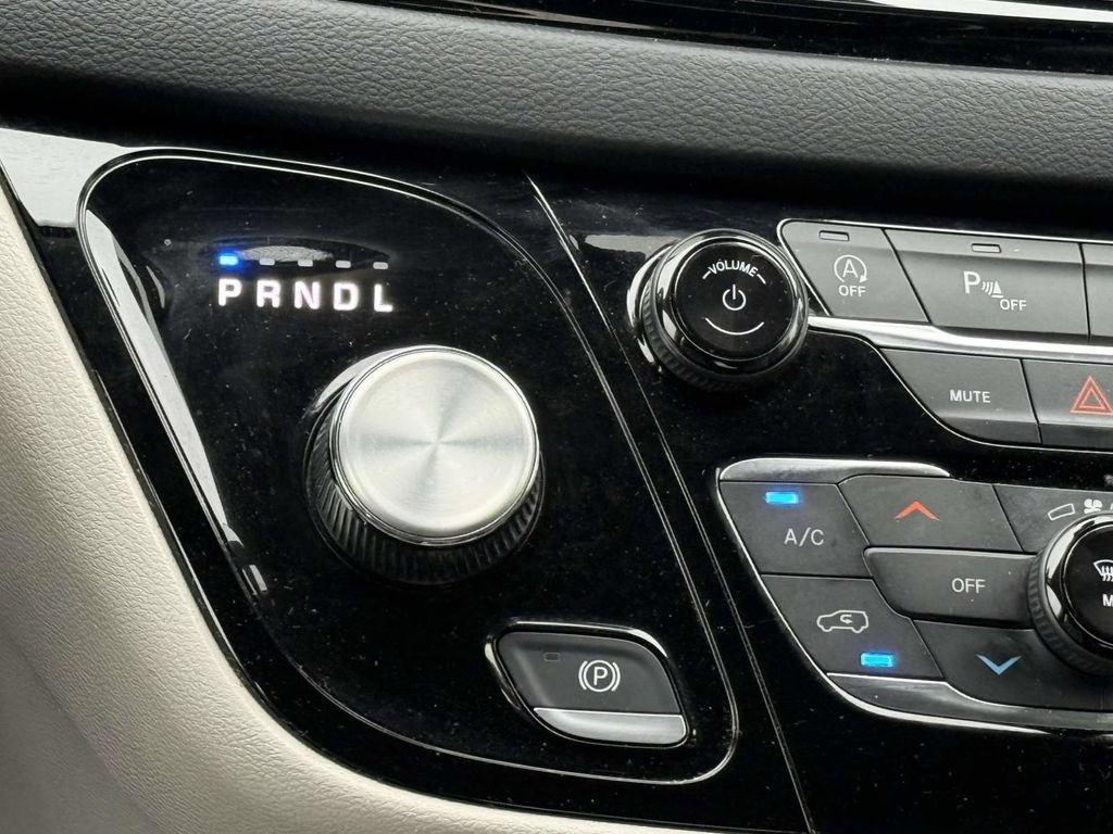 Used 2023 Chrysler Pacifica Touring-L FWD image 22