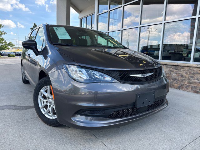 Used 2023 Chrysler Voyager LX FWD image 2