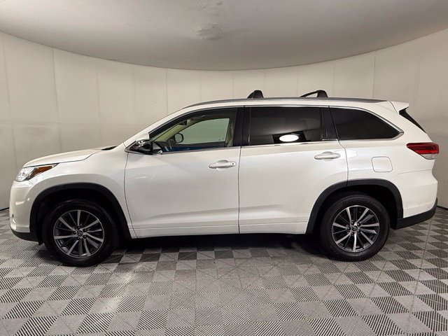 Used 2017 Toyota Highlander XLE w/ Carpet Mat Package FWD image 3