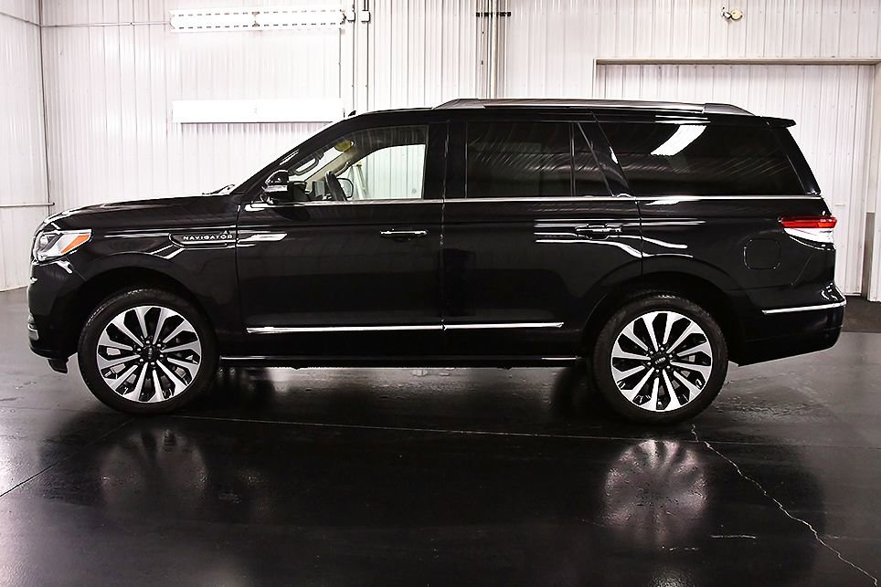 Used 2024 Lincoln Navigator Reserve image 4