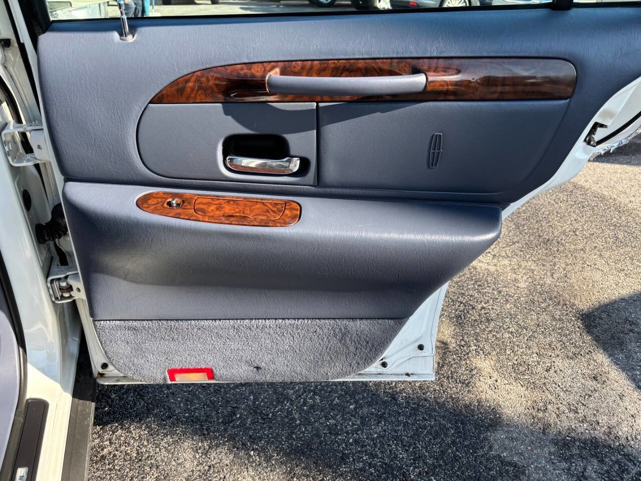 Used 2000 Lincoln Town Car Signature image 13