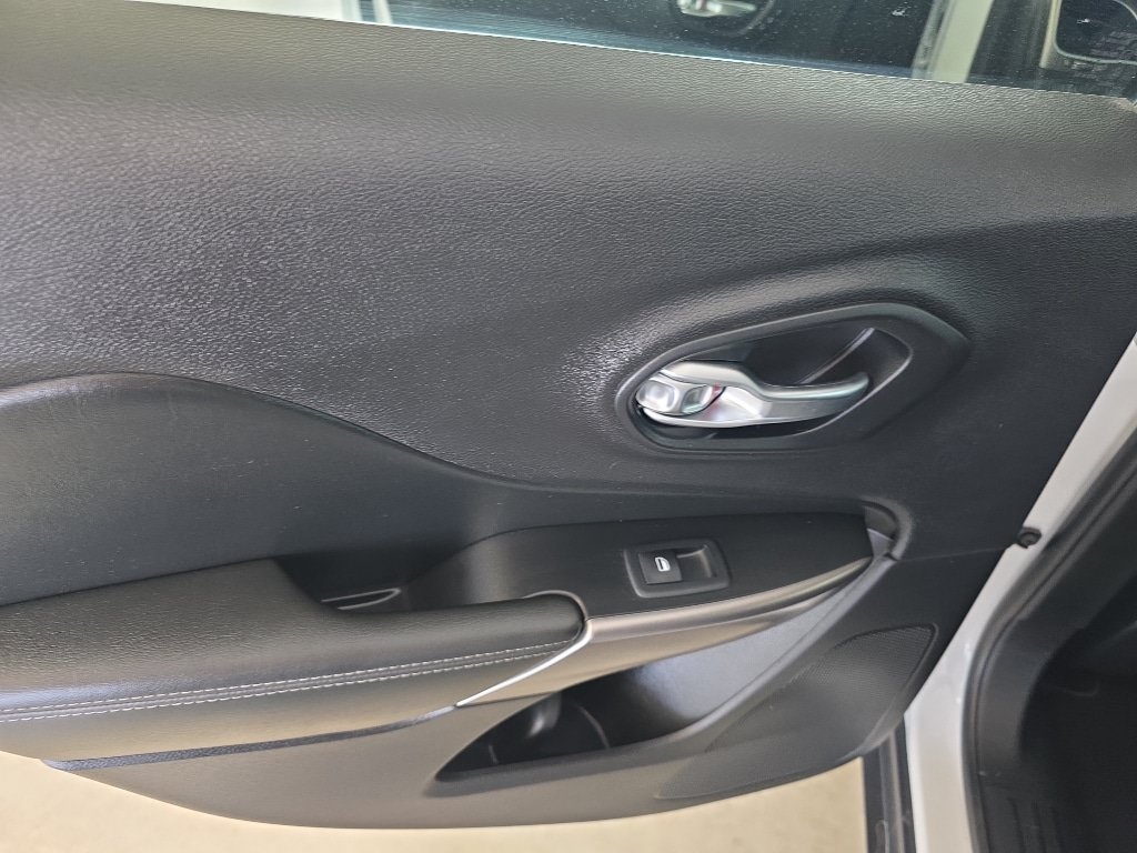 Used 2019 Jeep Cherokee Limited AWD/4WD image 17