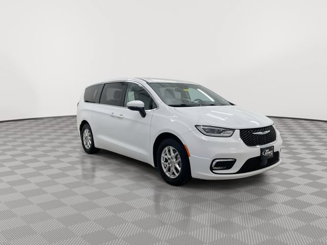 Used 2024 Chrysler Pacifica Touring-L FWD image 13