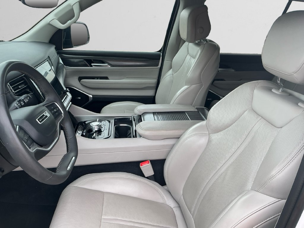 Used 2024 Jeep Wagoneer L Series III w/ Flexible Seating Group AWD/4WD image 9
