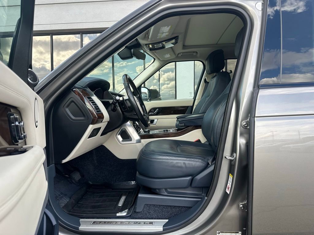Used 2020 Land Rover Range Rover HSE image 16