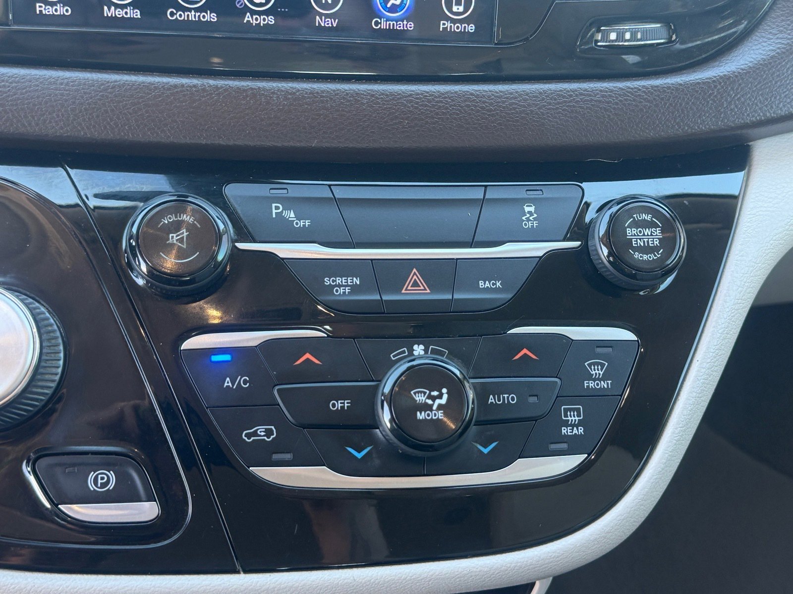 Used 2017 Chrysler Pacifica Touring-L w/ Tire & Wheel Group image 22