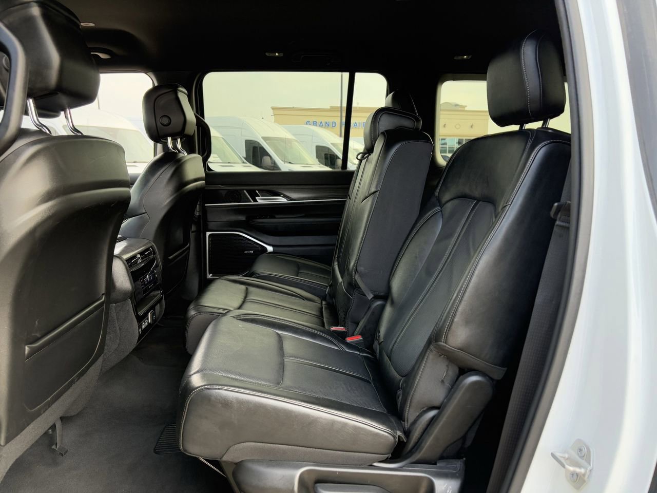 Used 2024 Jeep Wagoneer L Series II image 29