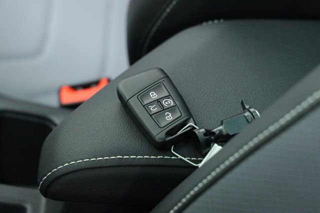 New 2025 Volkswagen Jetta SEL image 40