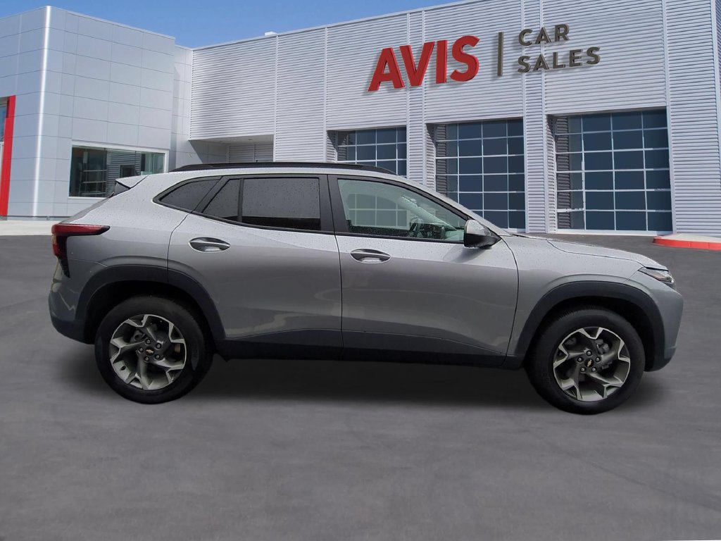 Used 2026 Chevrolet Trax LT FWD image 4