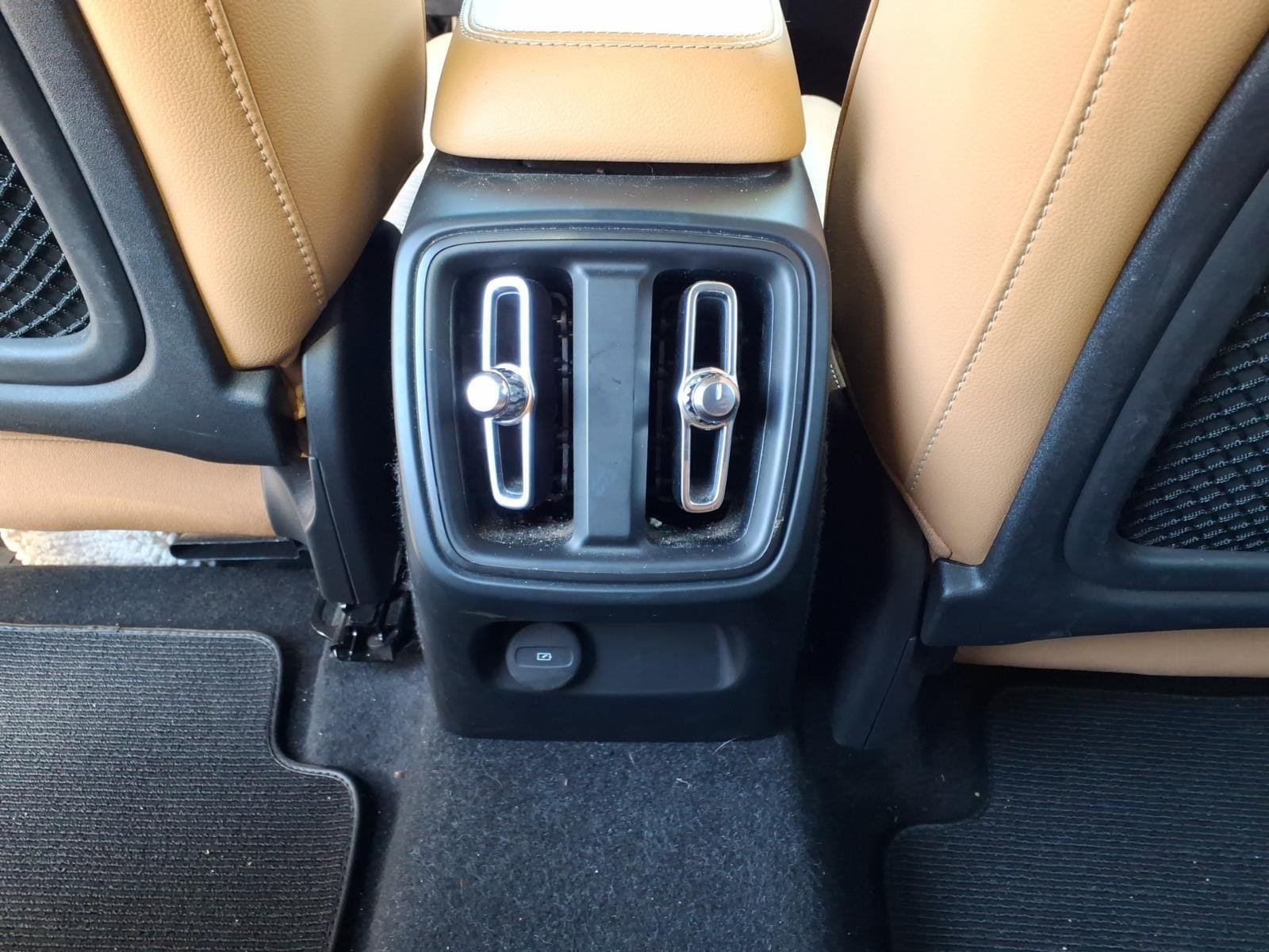 Used 2019 Volvo XC40 T4 Inscription FWD image 5
