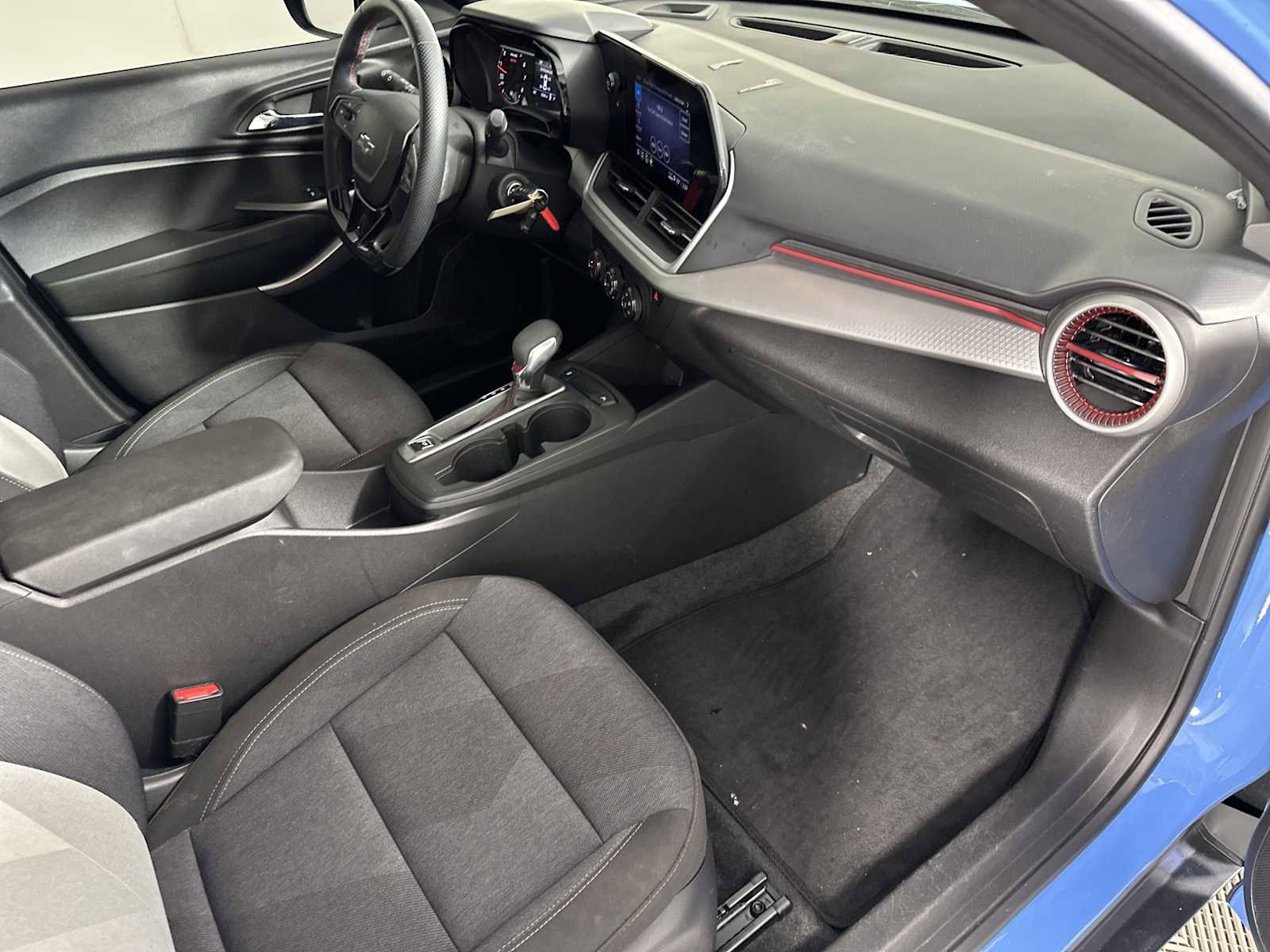 Used 2024 Chevrolet Trax RS w/ Sunroof Package FWD image 24