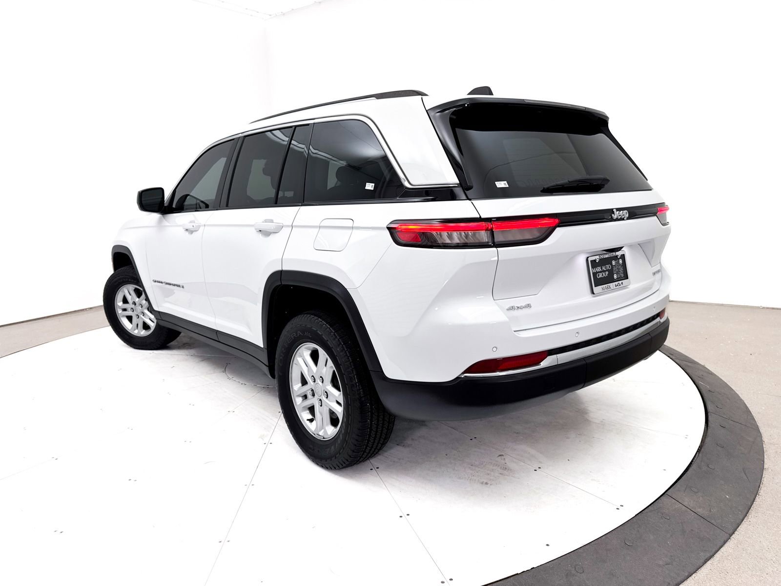 Used 2023 Jeep Grand Cherokee Laredo w/ Luxury Tech Group I AWD/4WD image 2