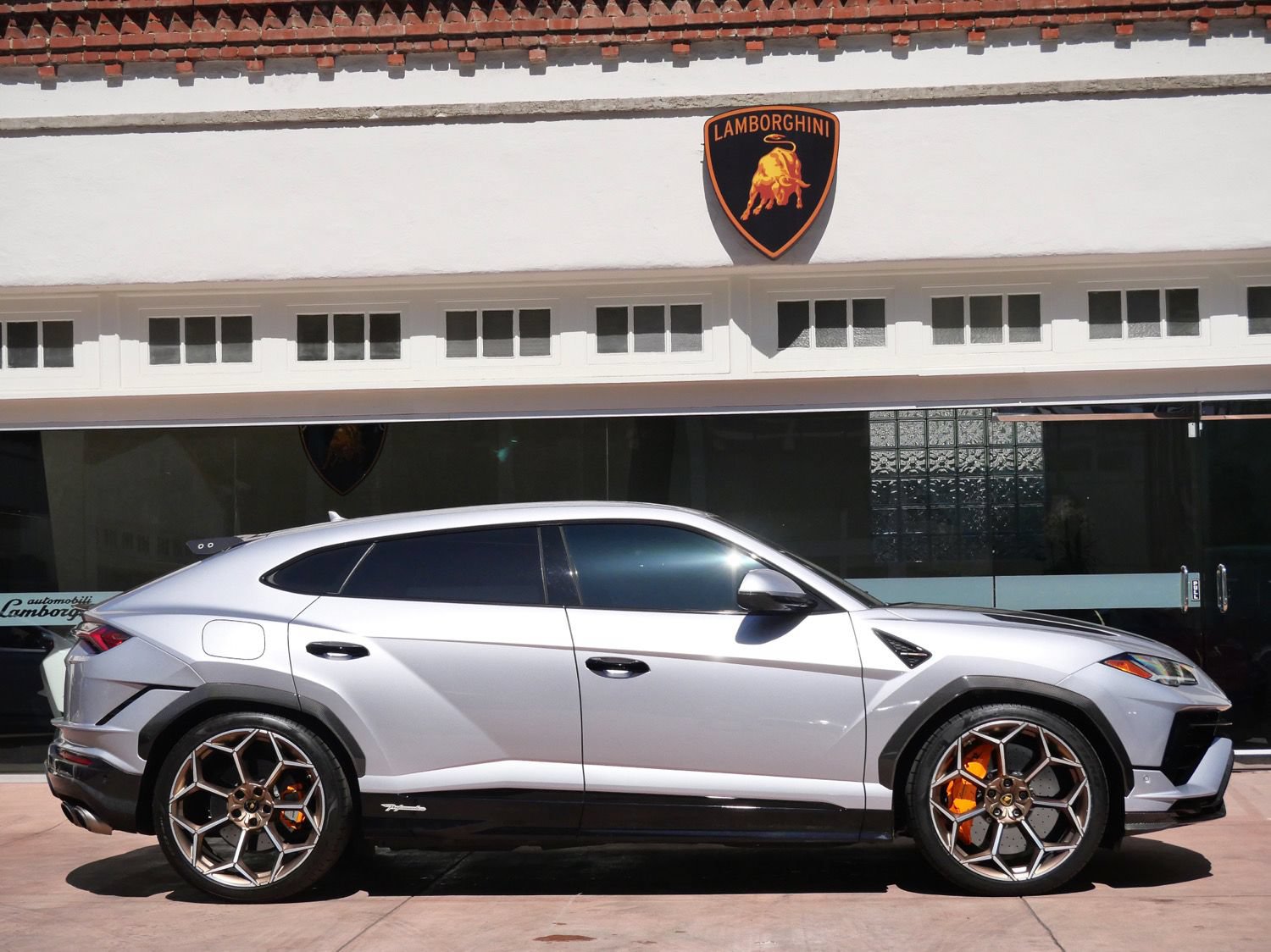 Used 2024 Lamborghini Urus Performante AWD/4WD image 2