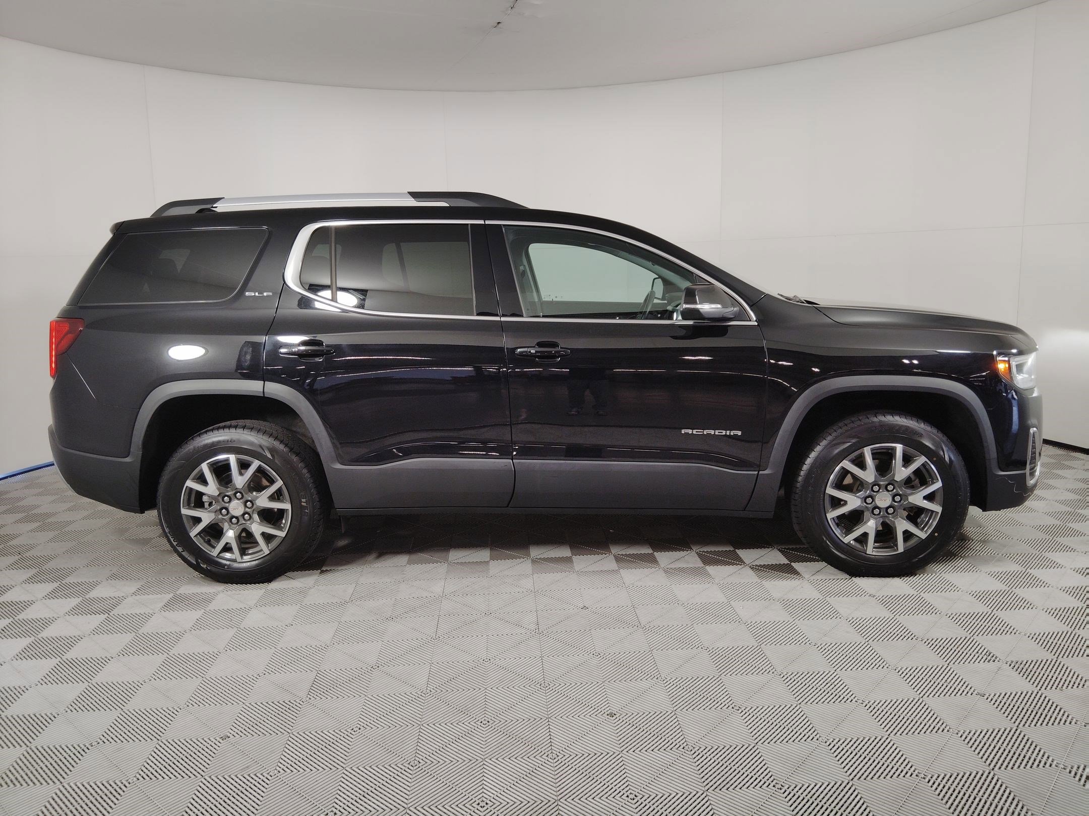 Used 2023 GMC Acadia SLE w/ Driver Convenience Package image 8