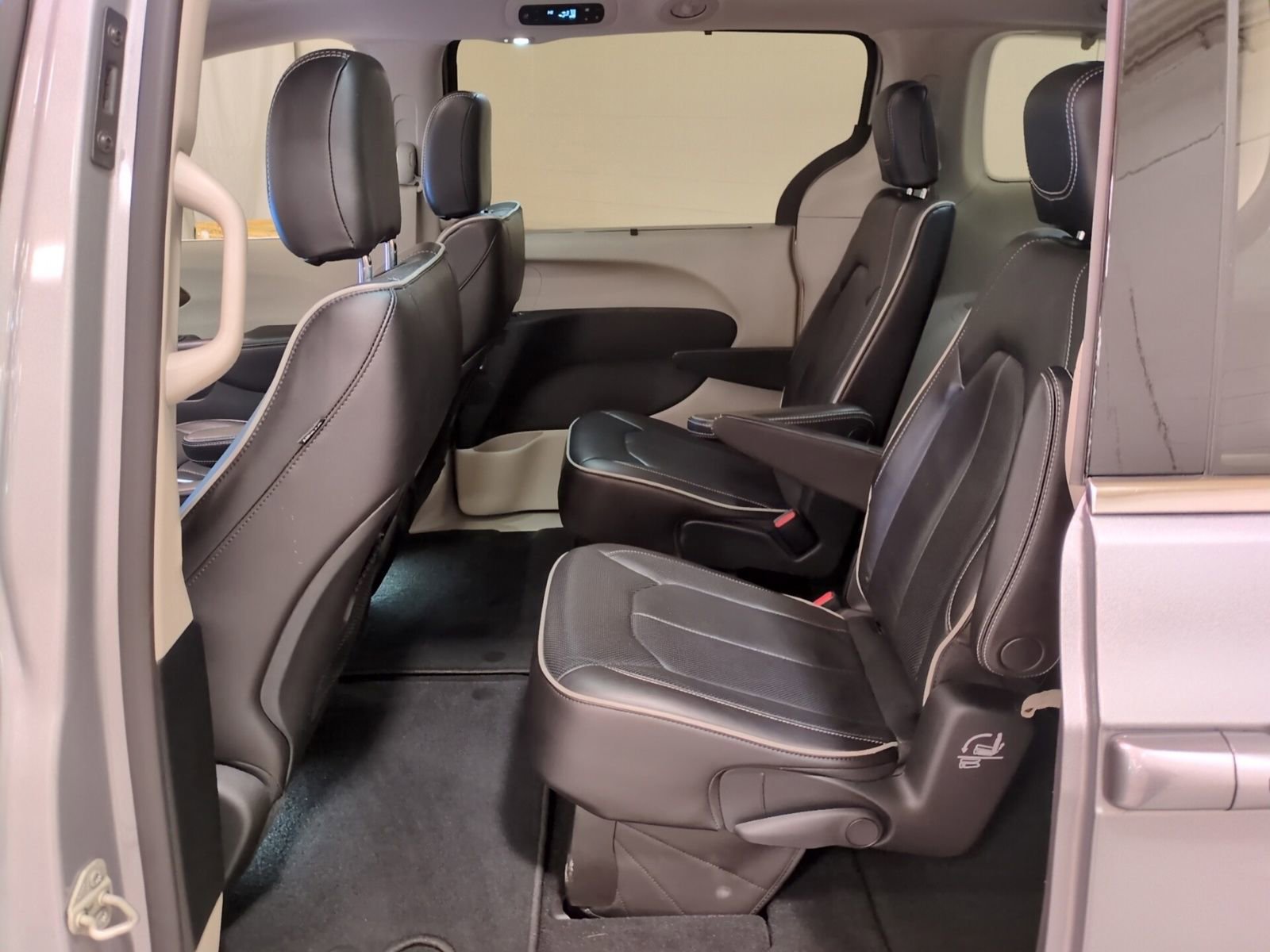 Used 2021 Chrysler Pacifica Limited AWD/4WD image 18