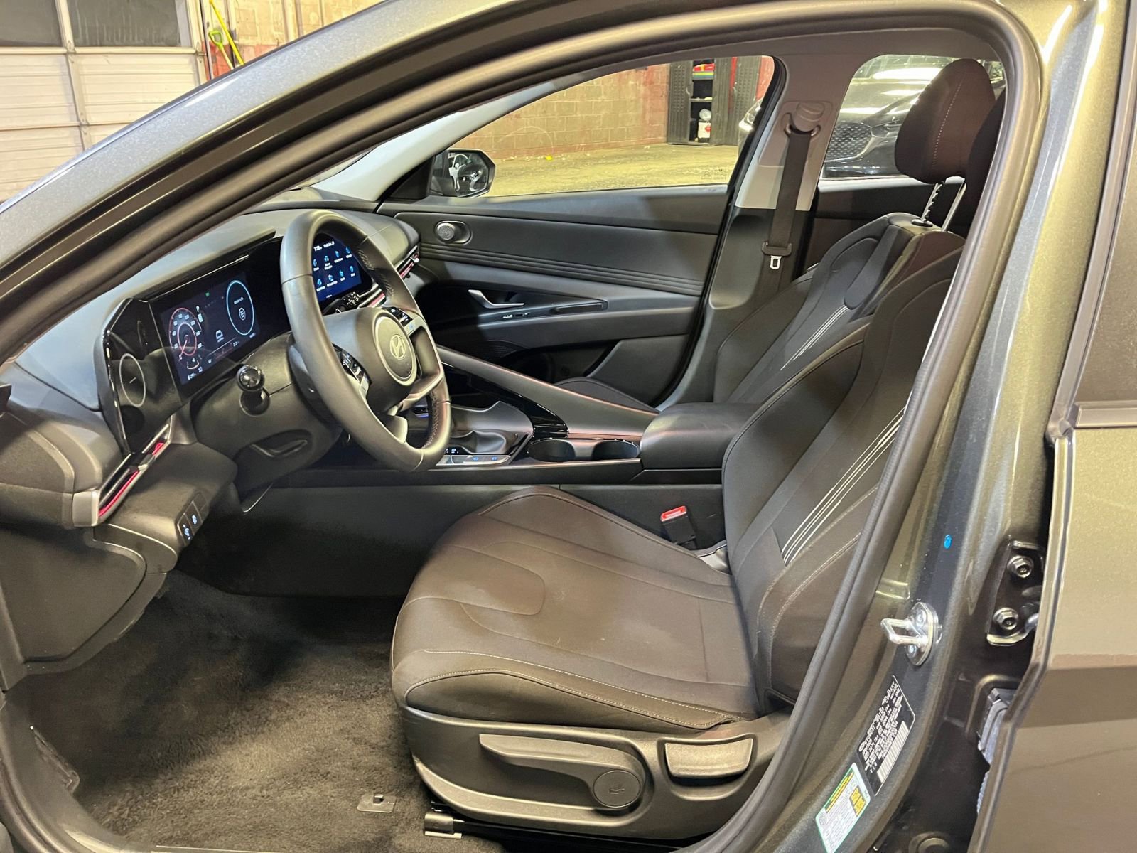 Used 2025 Hyundai Elantra SEL image 25