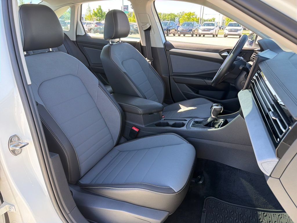 Used 2025 Volkswagen Jetta SE FWD image 26