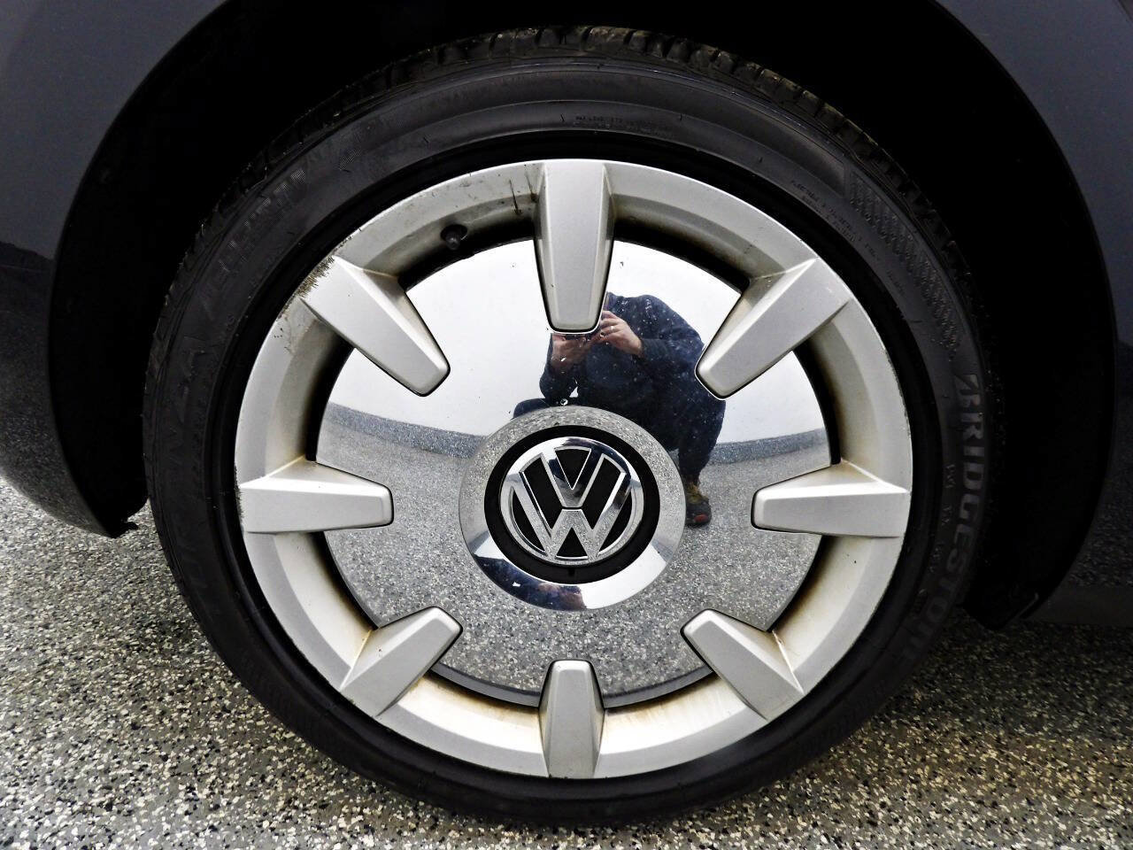 Used 2013 Volkswagen Beetle Turbo FWD image 18