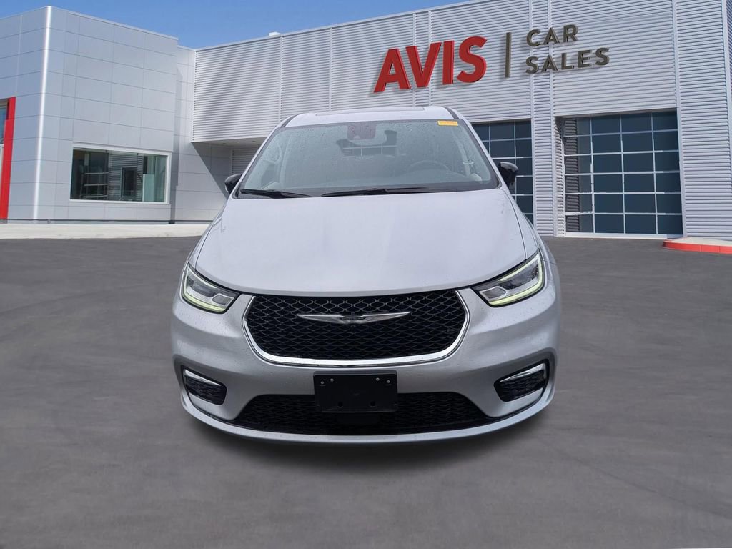 Used 2024 Chrysler Pacifica Limited image 2