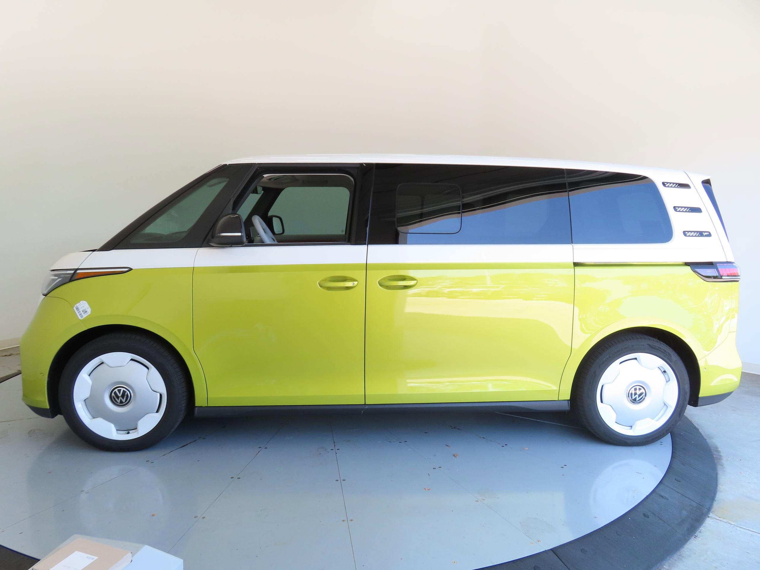 New 2025 Volkswagen ID. Buzz 1st Edition image 8