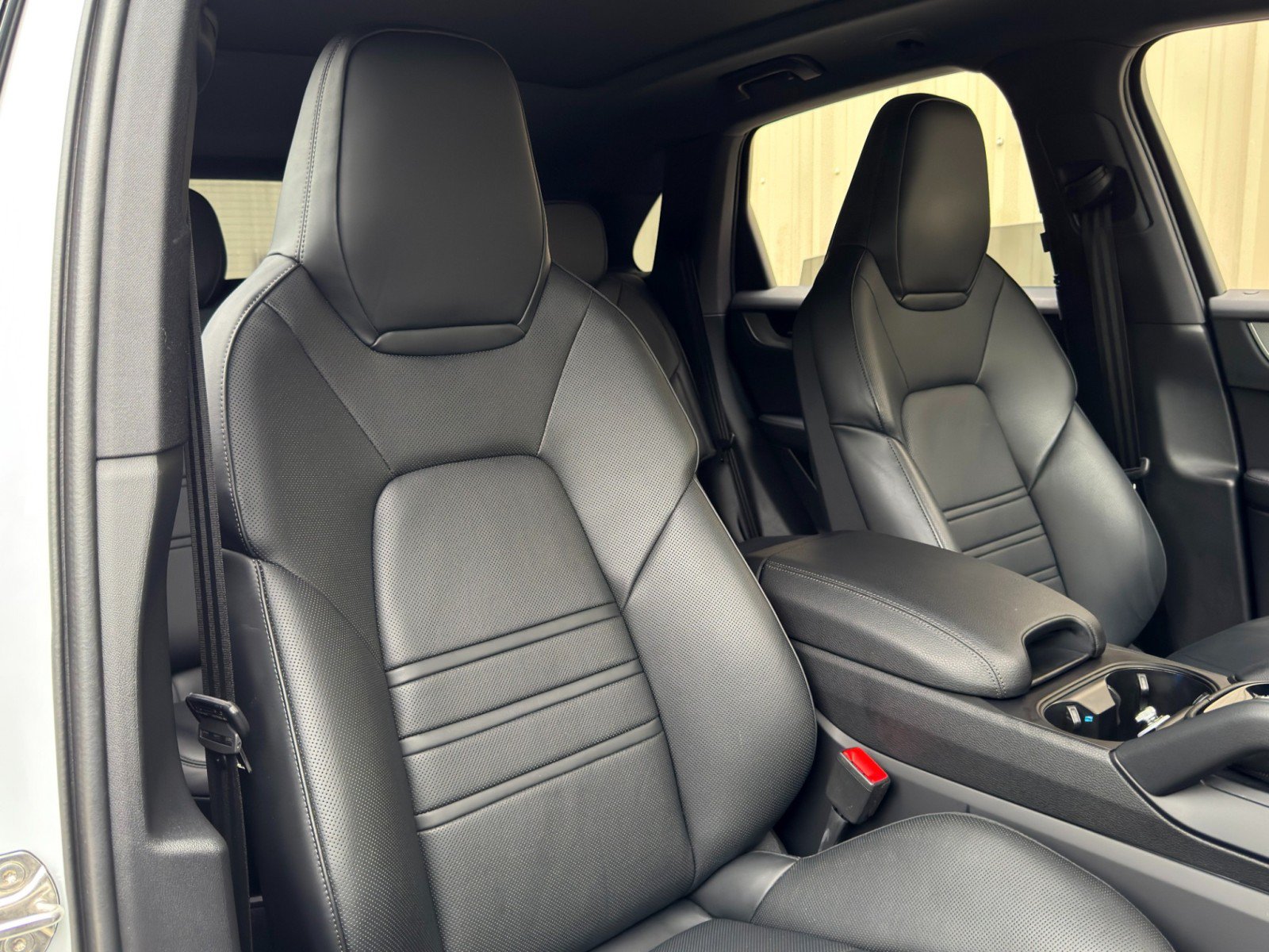 Used 2024 Porsche Cayenne AWD/4WD image 40
