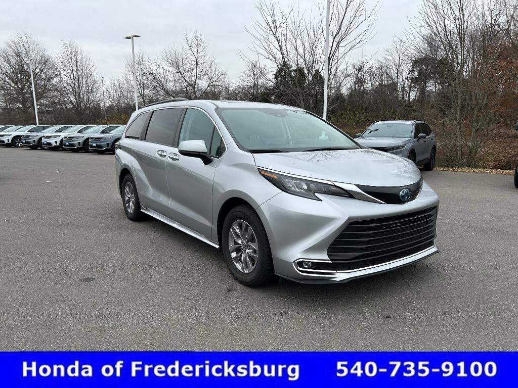 Used 2024 Toyota Sienna XLE image 8