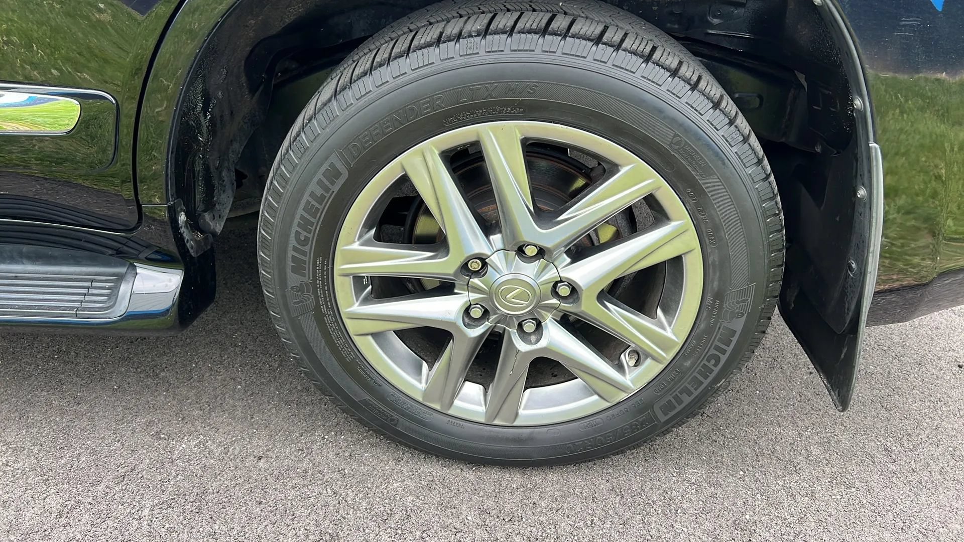 Used 2013 Lexus LX 570 4WD w/ Luxury Pkg image 37