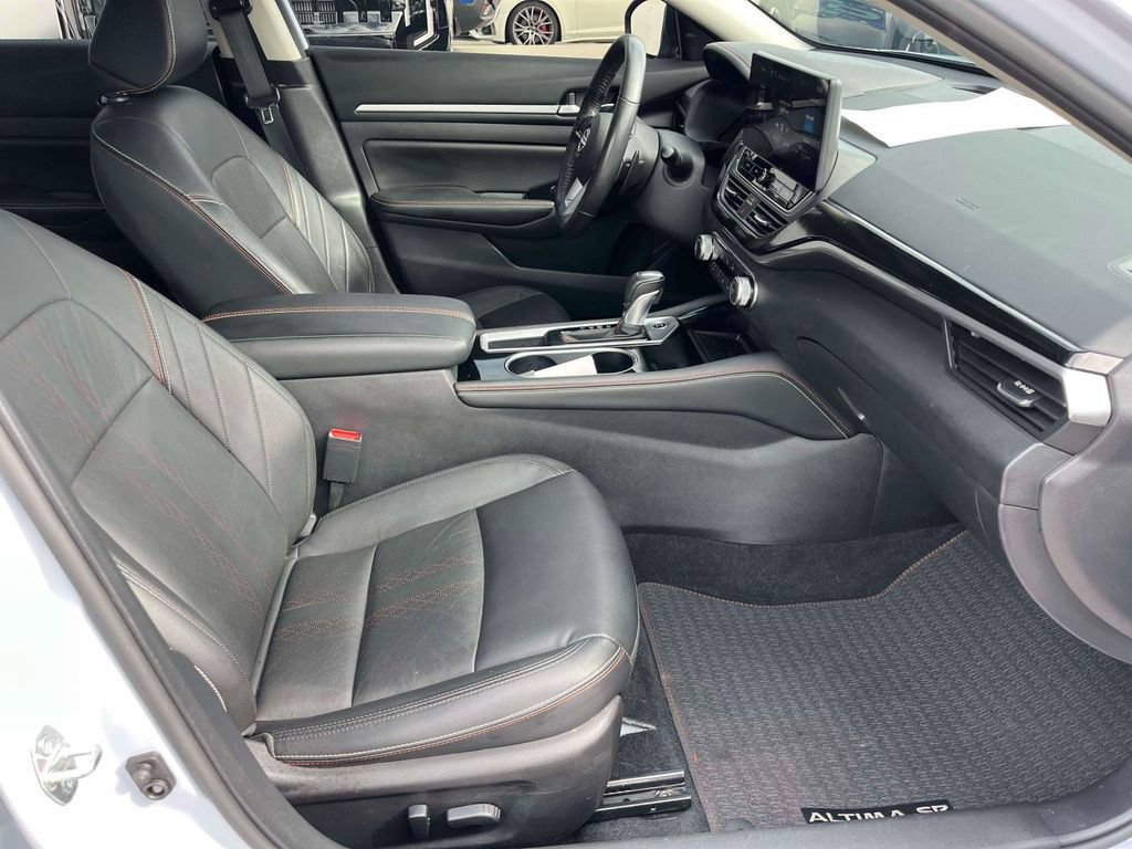 Used 2024 Nissan Altima 2.5 SR w/ SR Premium Package FWD image 11