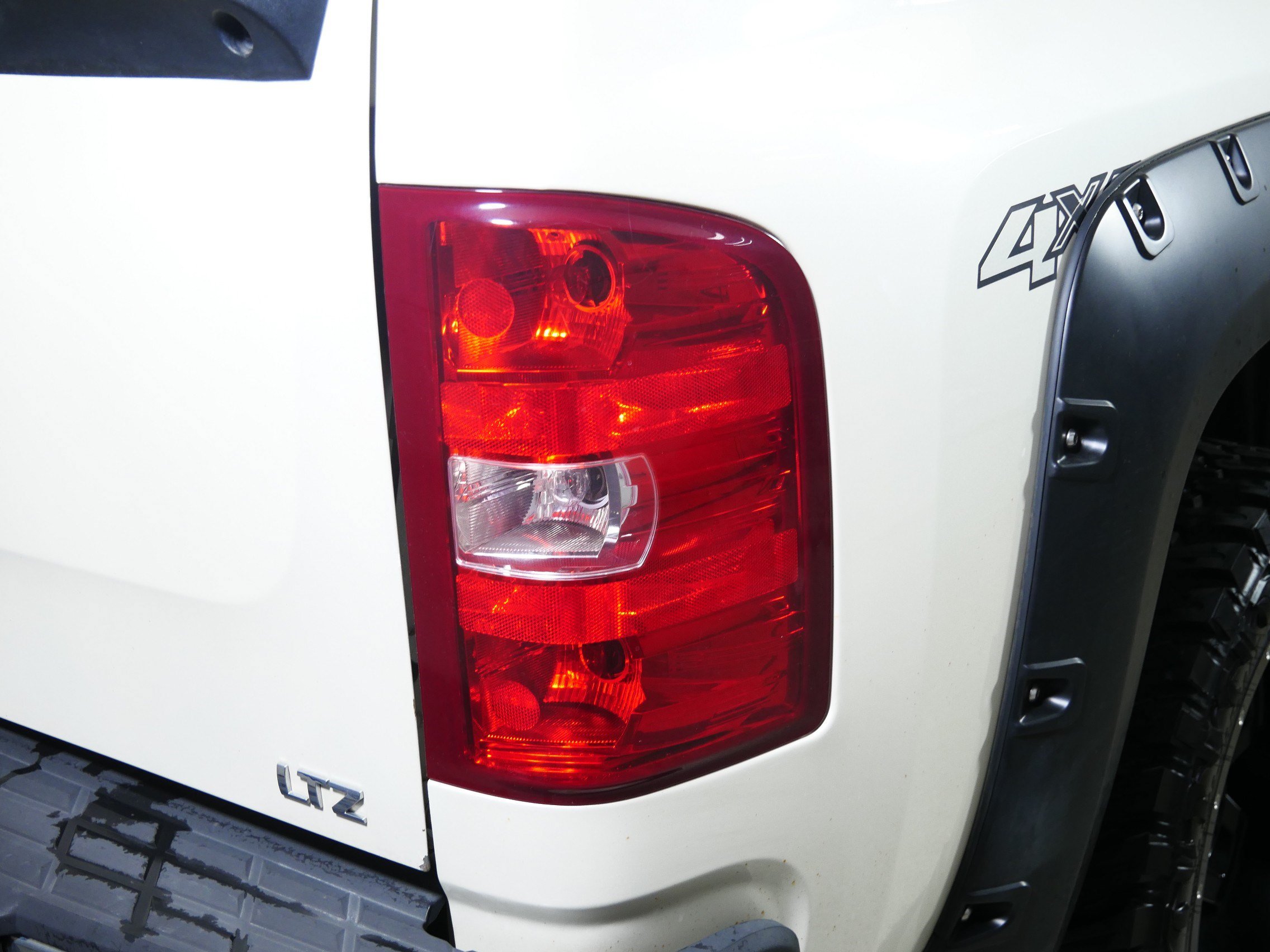 Used 2013 Chevrolet Silverado 1500 LTZ w/ LTZ White Diamond Edition AWD/4WD image 17