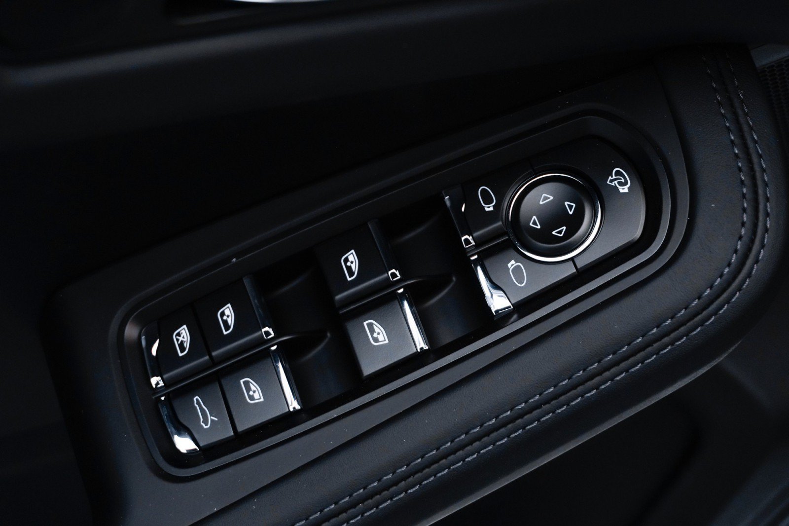 Certified 2023 Porsche Macan Turbo AWD/4WD image 17