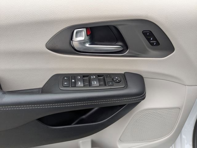 Used 2023 Chrysler Pacifica Touring-L FWD image 24