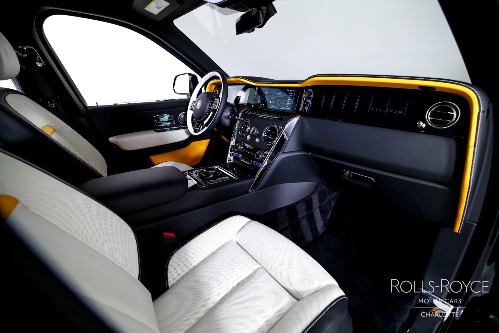 Used 2025 Rolls-Royce Cullinan AWD/4WD image 36