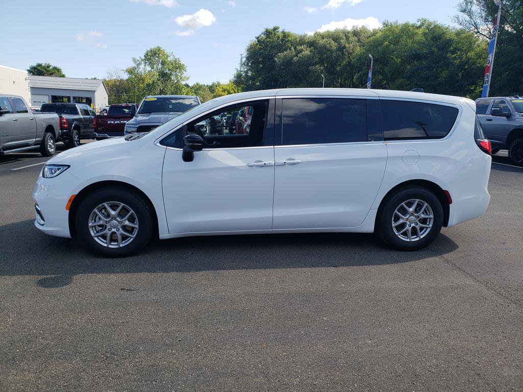 New 2026 Chrysler Pacifica Select image 4