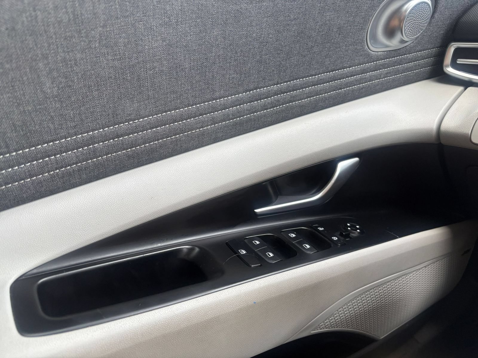 Used 2025 Hyundai Elantra Limited FWD image 18