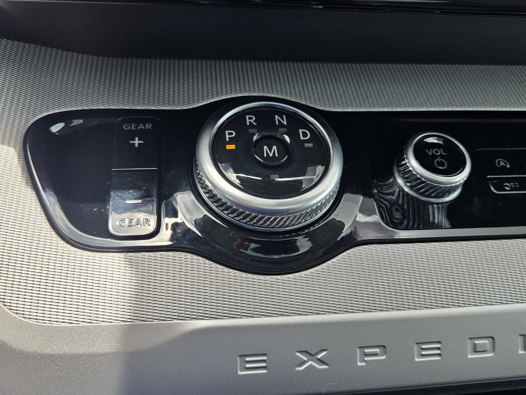 Used 2025 Ford Expedition Active AWD/4WD image 18