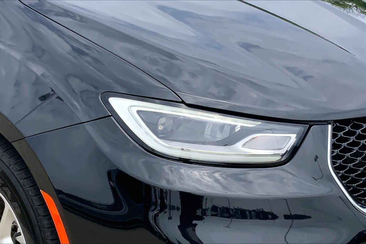 Used 2023 Chrysler Pacifica Touring-L FWD image 27
