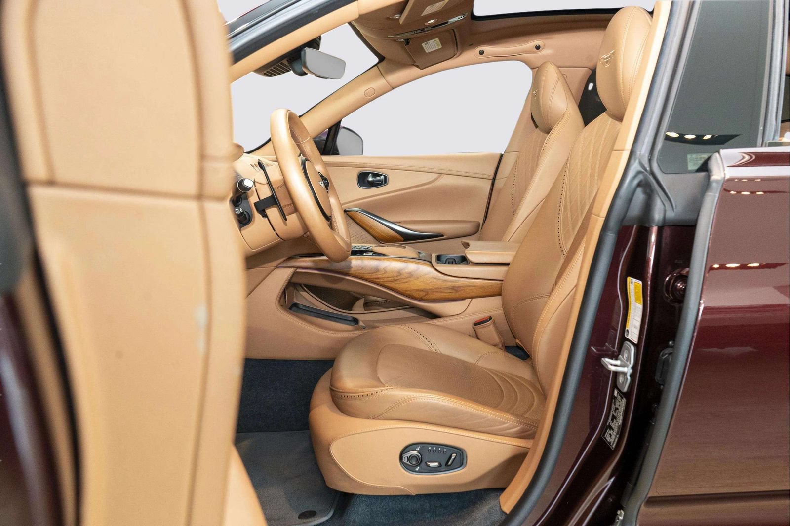 Used 2022 Aston Martin DBX AWD/4WD image 11