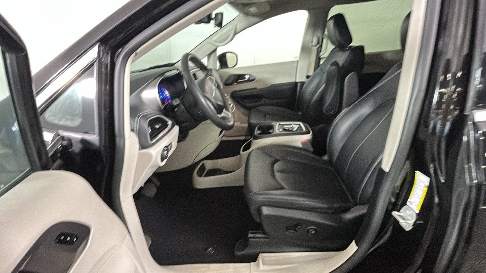 Used 2024 Chrysler Pacifica Limited FWD image 13