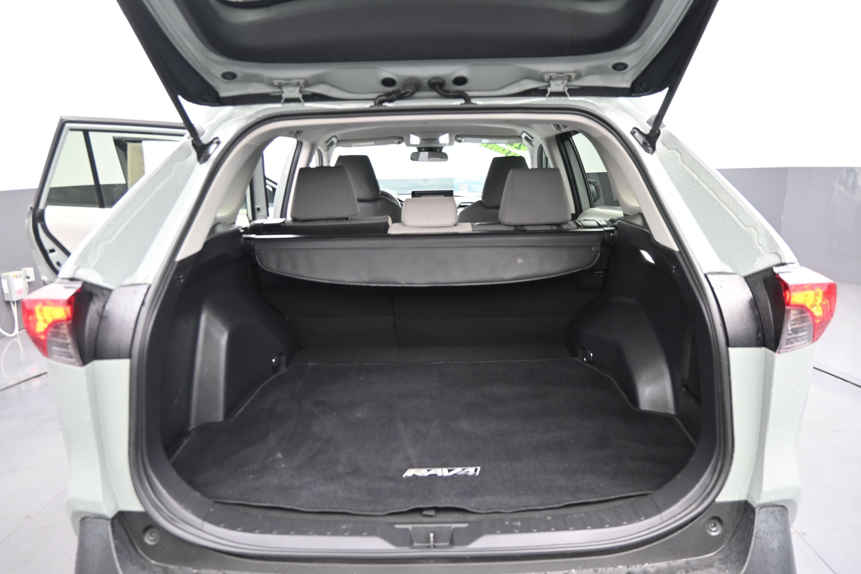 Used 2022 Toyota RAV4 XLE AWD/4WD image 18