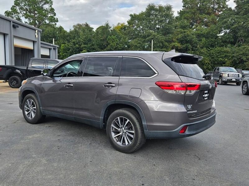 Used 2019 Toyota Highlander XLE image 11